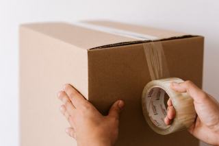 Cartons de déménagement empilés dans une pièce