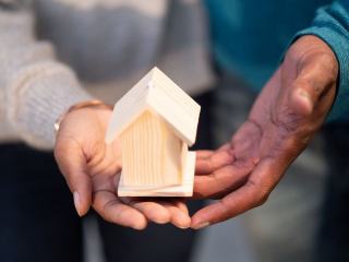 Des parents préparent une donation immobilière chez un notaire avec leur enfant