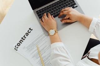 Ordinateur portable ouvert sur un espace client, au moment de résilier un contrat